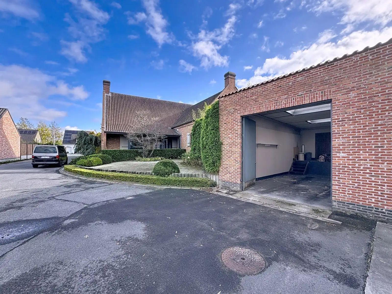 Instapklaar, luxueus afgewerkte VILLA (5 slpkms, dubbele garage, ...) met BIJGEBOUWEN (stallingen en bergplaats). Grondopp.: 2.814m² + Optioneel : braakliggend stuk industriegrond. foto 27