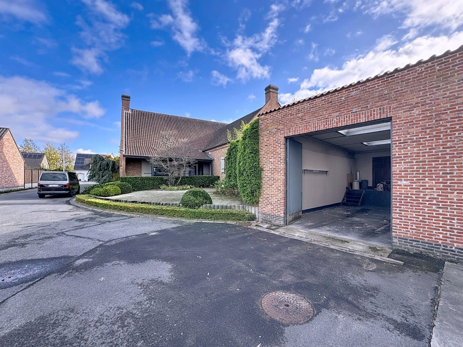 Instapklaar, luxueus afgewerkte VILLA (5 slpkms, dubbele garage, ...) met BIJGEBOUWEN (stallingen en bergplaats). Grondopp.: 2.814m² + Optioneel : braakliggend stuk industriegrond. foto 27