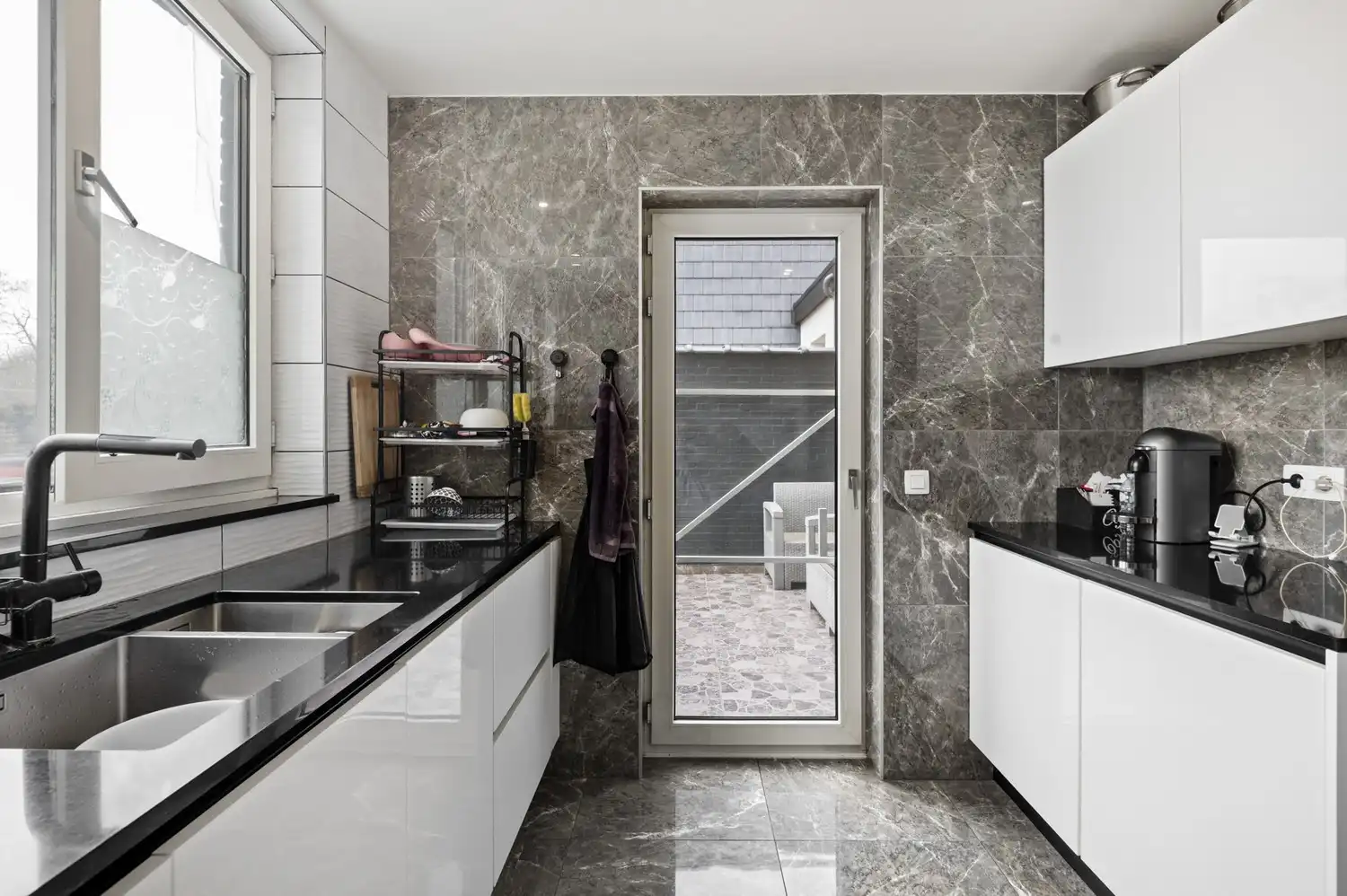 Ruime woning met studio, terras en tuin te koop in Wommelgem! foto 13