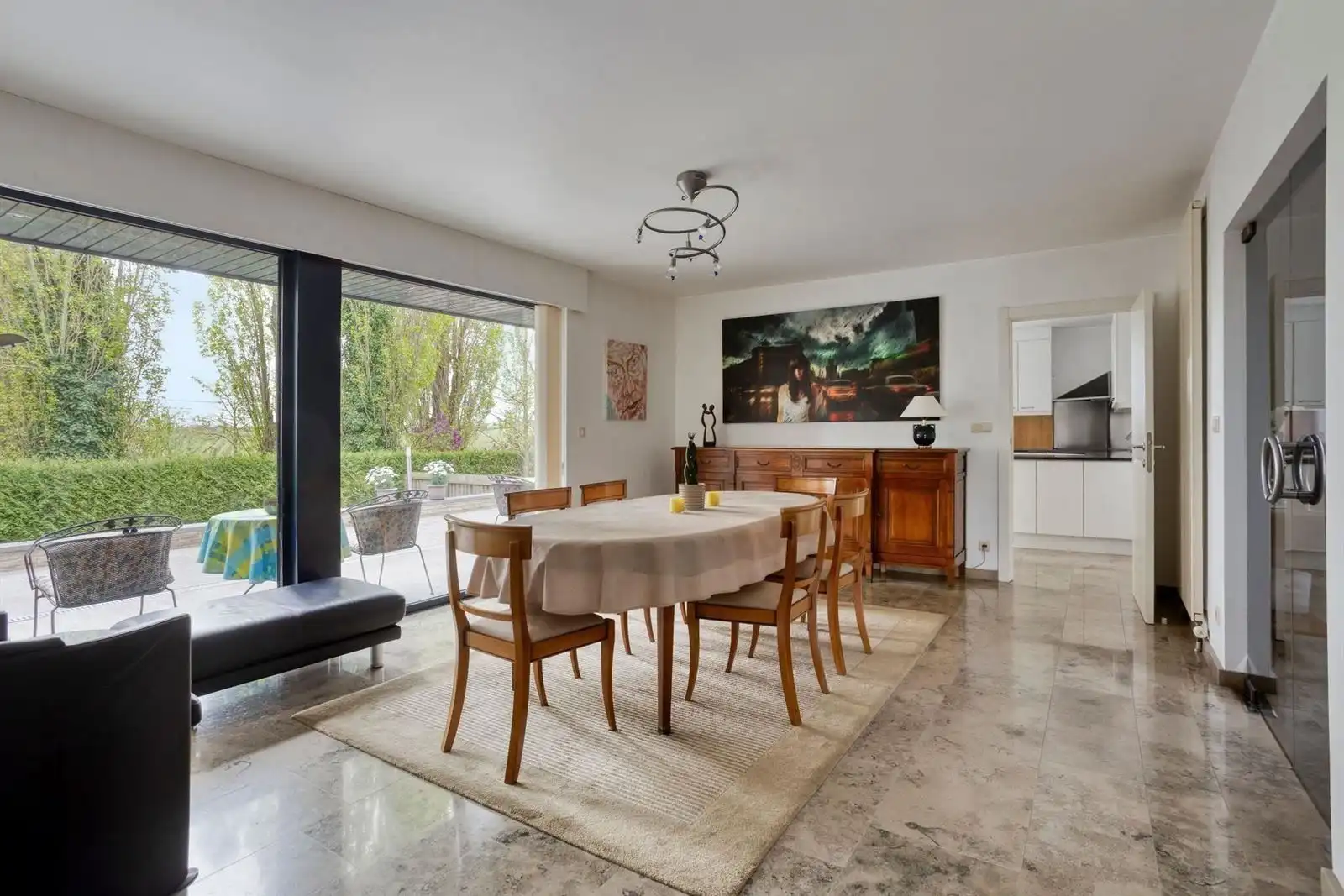 Commerciele ruimte met parking ,woning 5 slaapkamers en tuin  foto 12