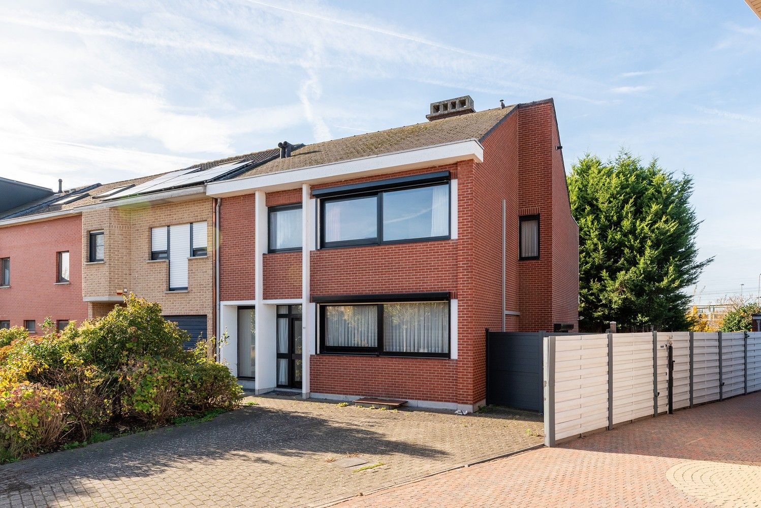 OP TE FRISSEN WONING I 4 SLPK I 2 BADKAMERS foto {{pictureIndex}}