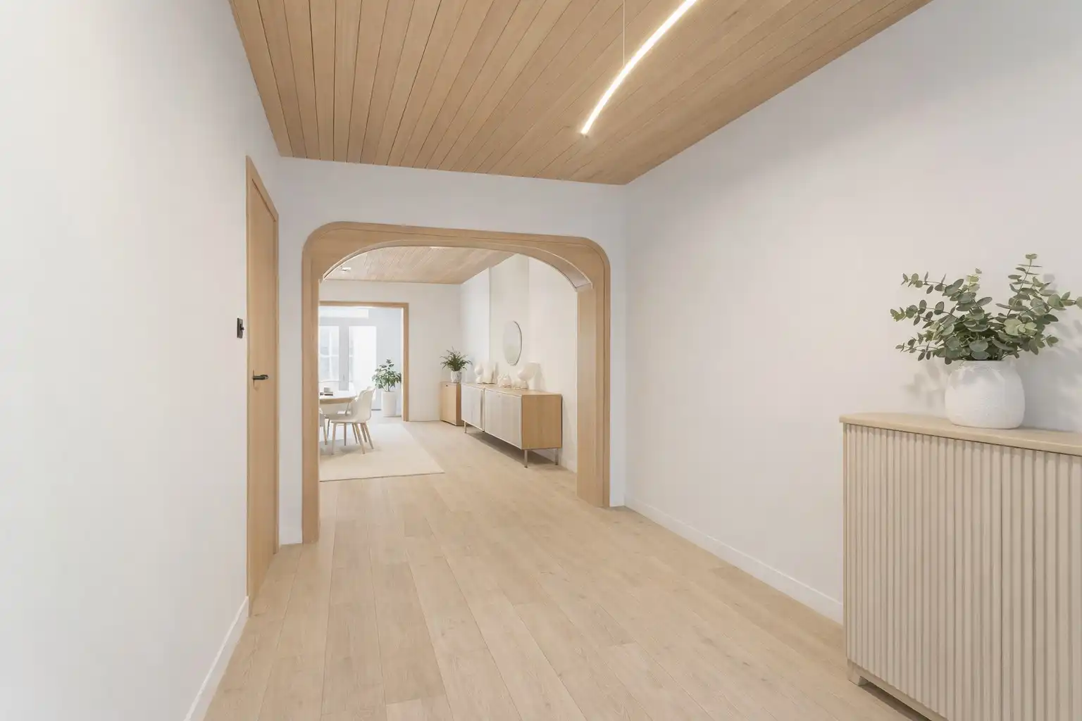 Totaal renovatieproject - woning met garage én achterligggende loods foto 3