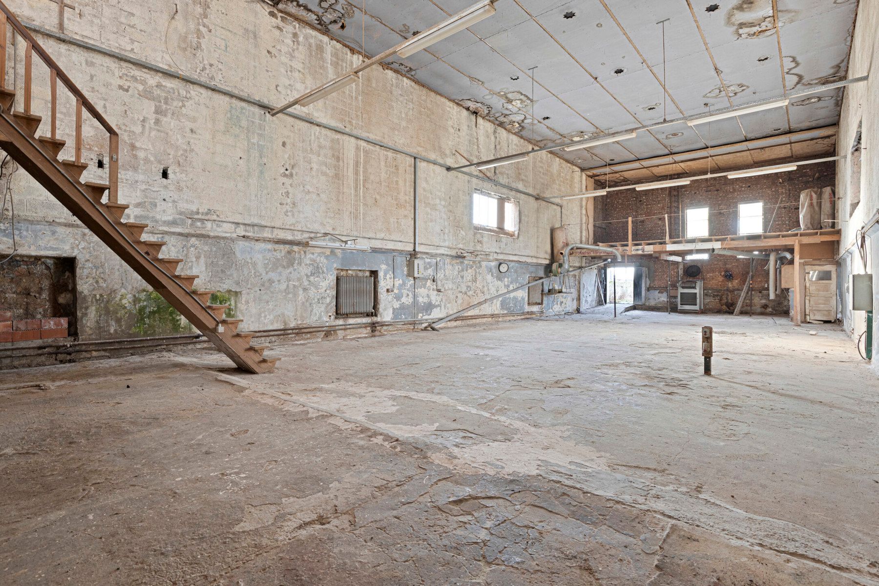 Ruim magazijn (433m² bruikbare oppervlakte) met oprit. foto 3