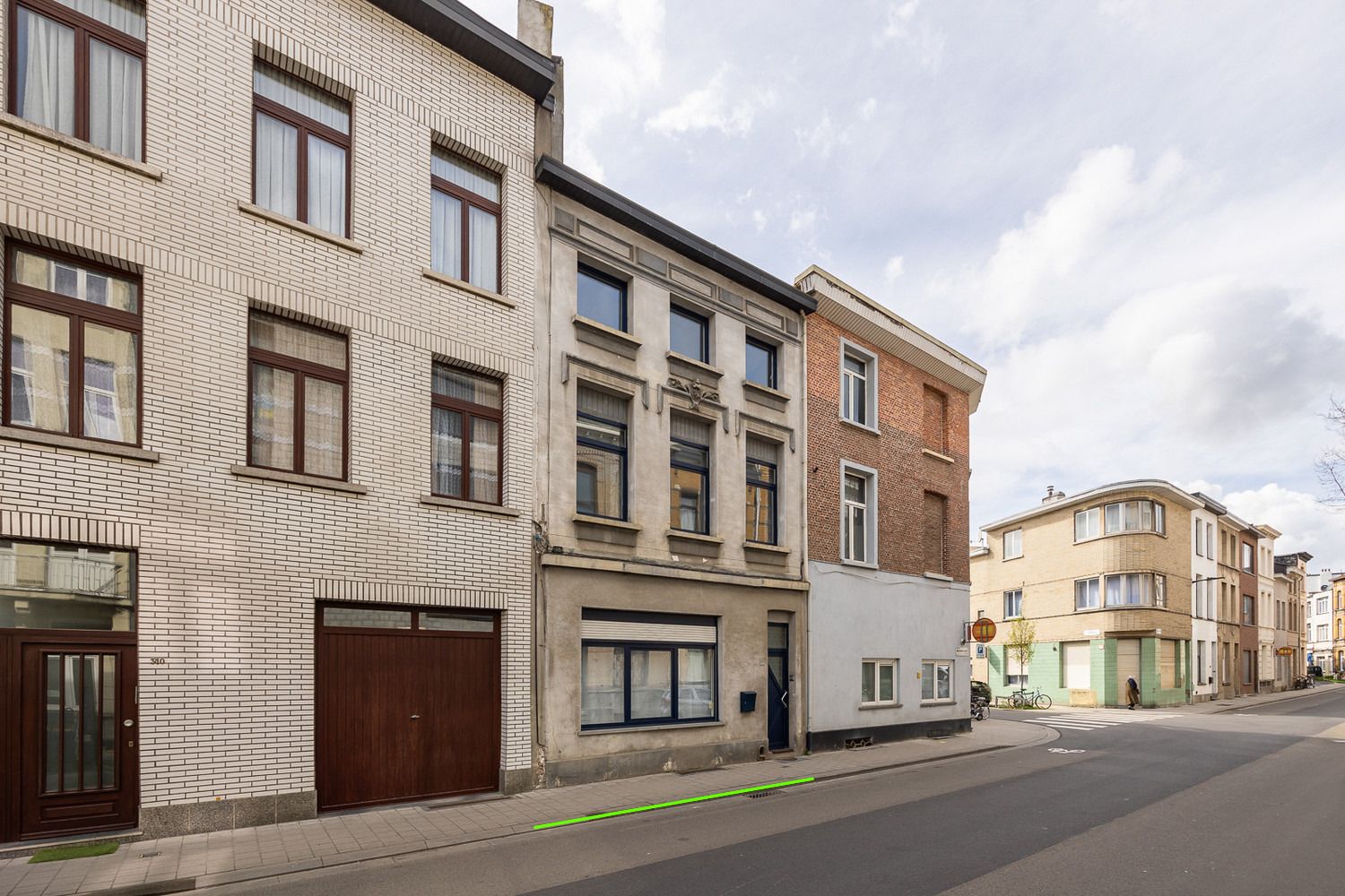 Woning (162m²) met 5 slaapkamers en 2 badkamers nabij het station van Berchem foto 1