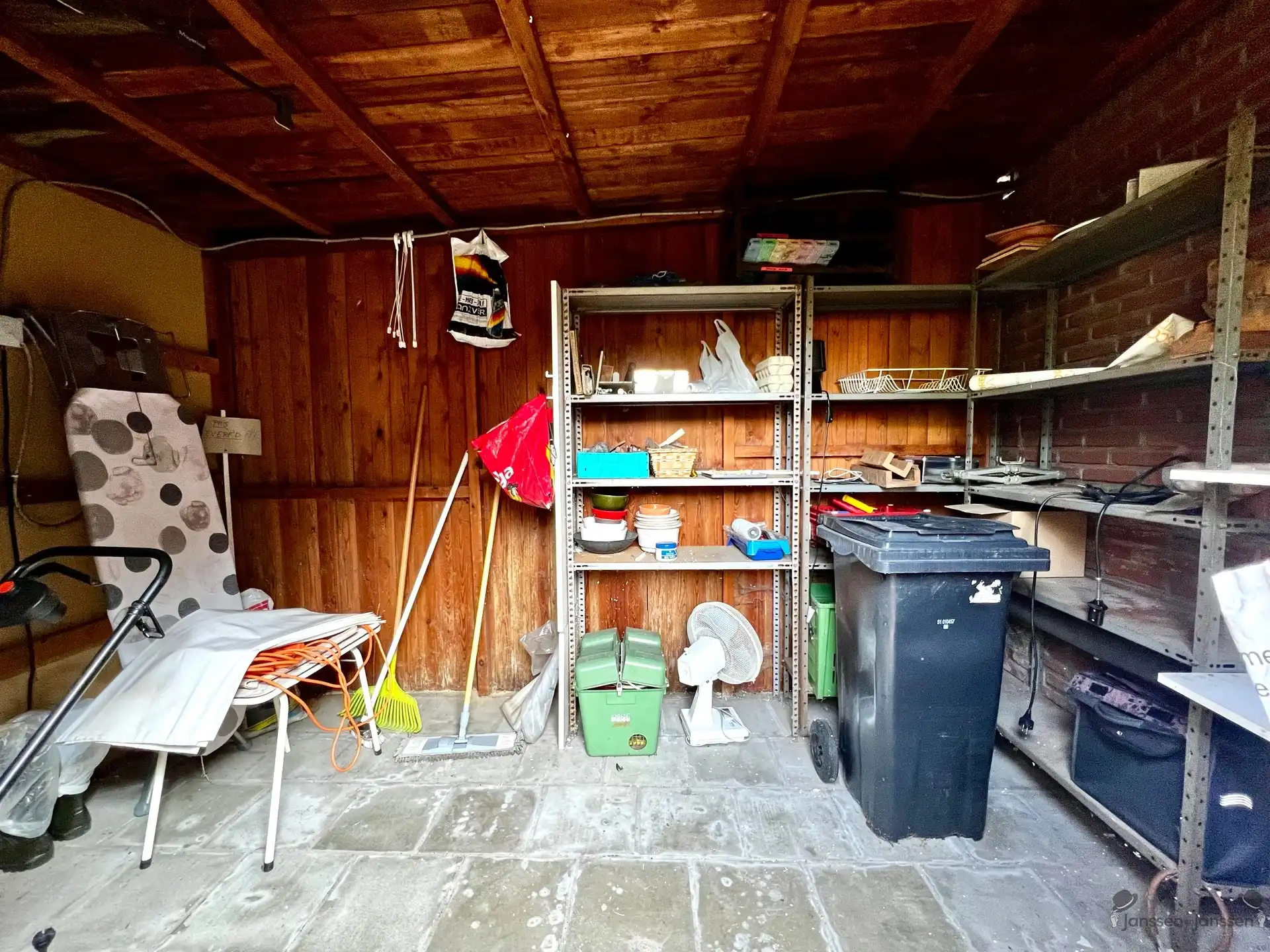 Centraal gelegen te renoveren woning  foto 9