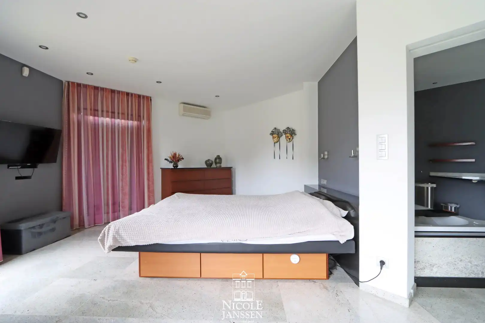 Vrijstaande ruime woning met dubbele garage en grote tuin met zwembad foto 19