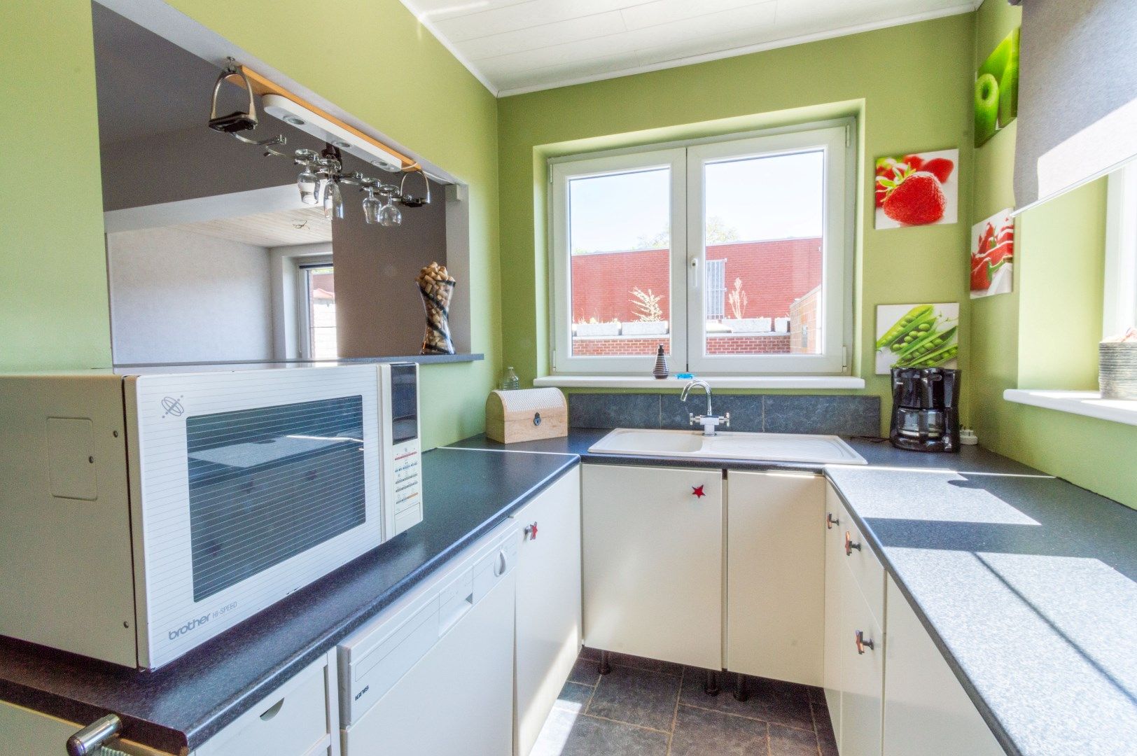  Ruime en goed onderhouden driegevel-woning met 3 slaapkamers, 2 terrassen, tuin, garage en oprit met plaats voor meerdere wagens foto 8
