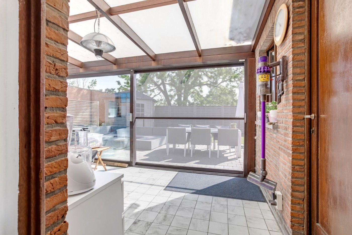 Vrijstaande, charmante woning met 3 grote slpk. en garage op 398 m² foto 8