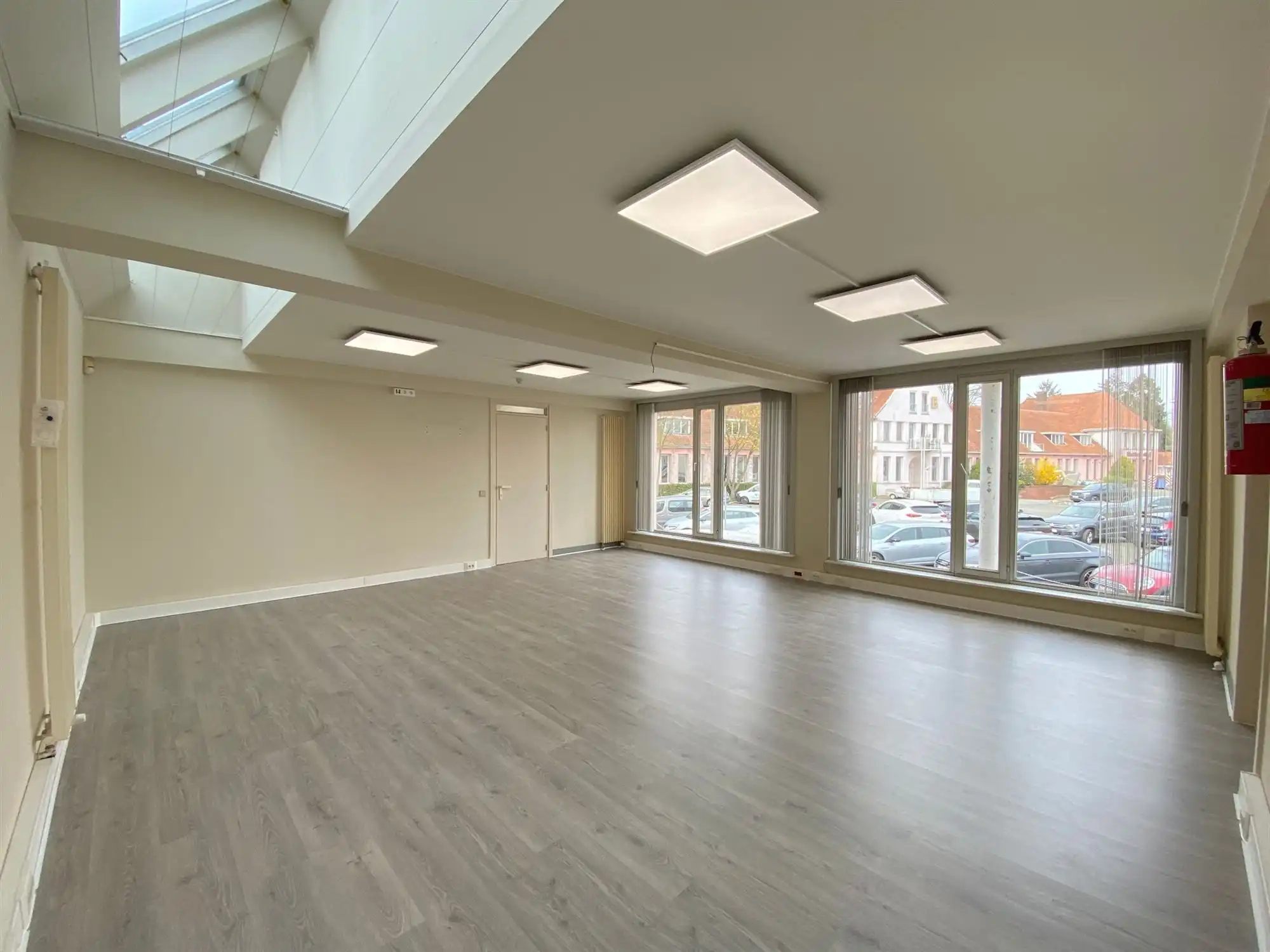 Kantoorruimte op commerciële ligging - 3 afzonderlijke units en kitchenette foto 6