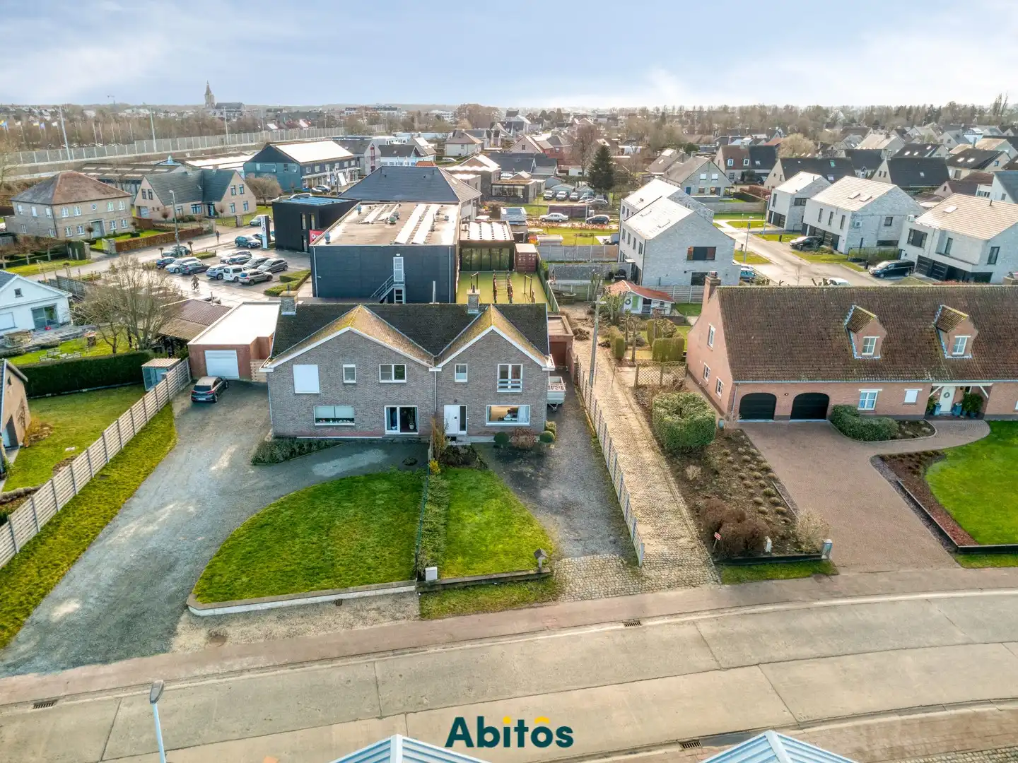 Halfopen woning met ruime opslagruimte foto 4