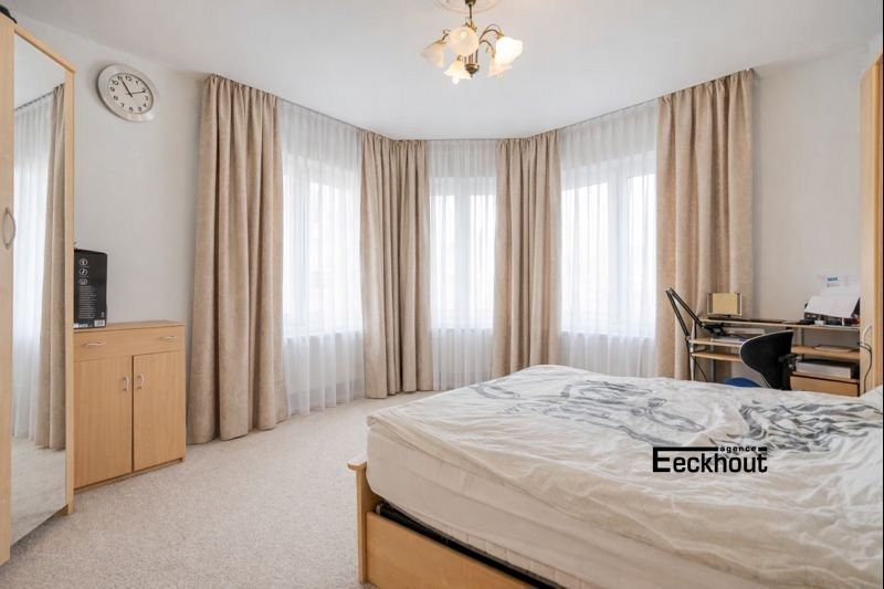 Ruime hoekwoning met 6 slaapkamers en met terras en aangebouwde garage foto 13