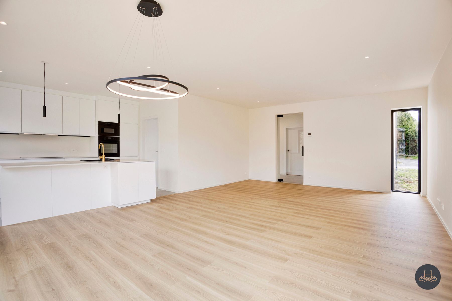 Ruime gezinswoning met vijf slaapkamers foto 3