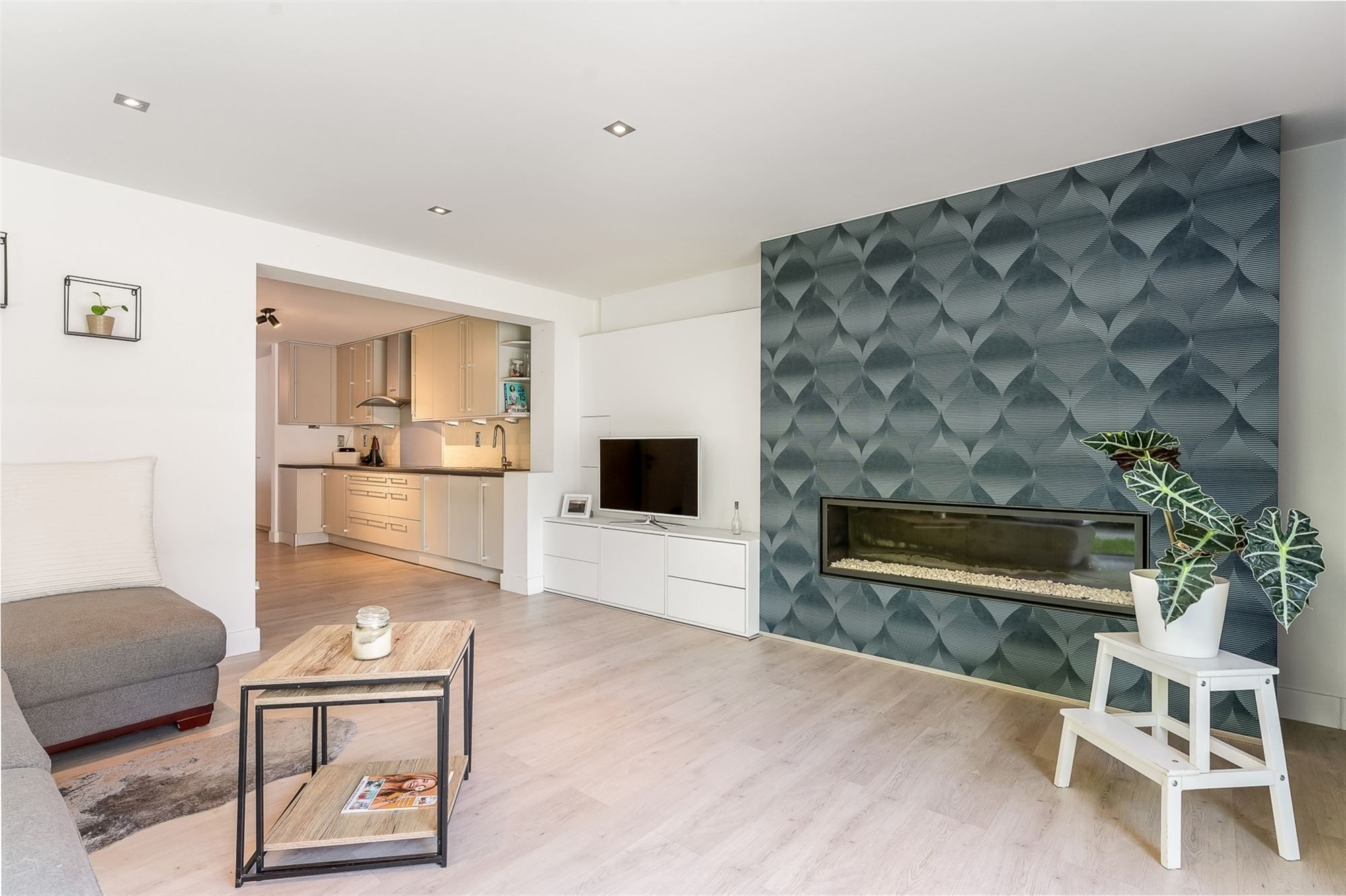 ZEER GOED GELEGEN, RUIME WONING  MET PRAKTIJKRUIMTE EN MOGELIJKHEID TOT 4 SLAAPKAMERS TE ZONHOVEN foto 3