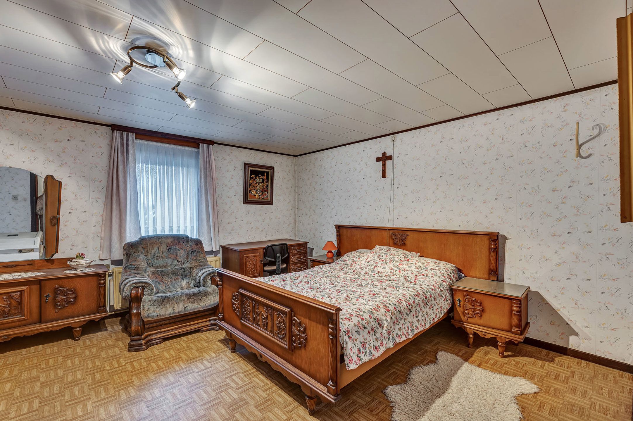 Ruime te renoveren woning met garage en veel potentieel foto 15