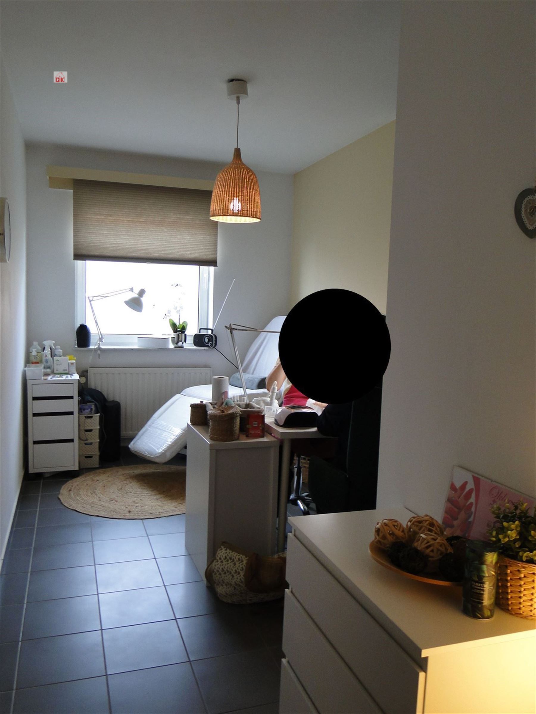 Handelsgelijkvloers met 3 bovengrondse autostaanplaatsen gelegen vooraan het gebouw foto 9