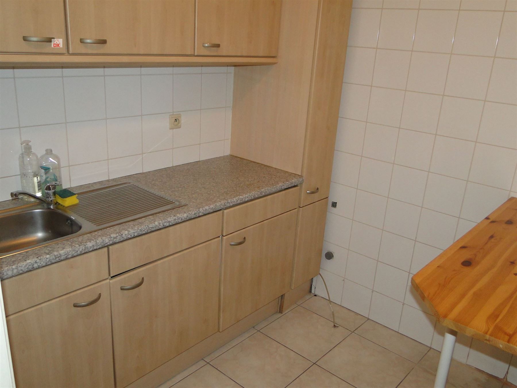 Handelsgelijkvloers met 3 bovengrondse autostaanplaatsen gelegen vooraan het gebouw foto 9