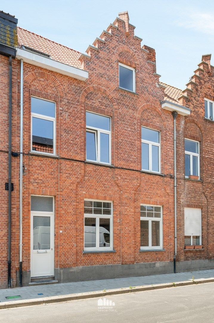 Volledig gerenoveerde herenwoning met grote koer op centrale ligging.  foto 3