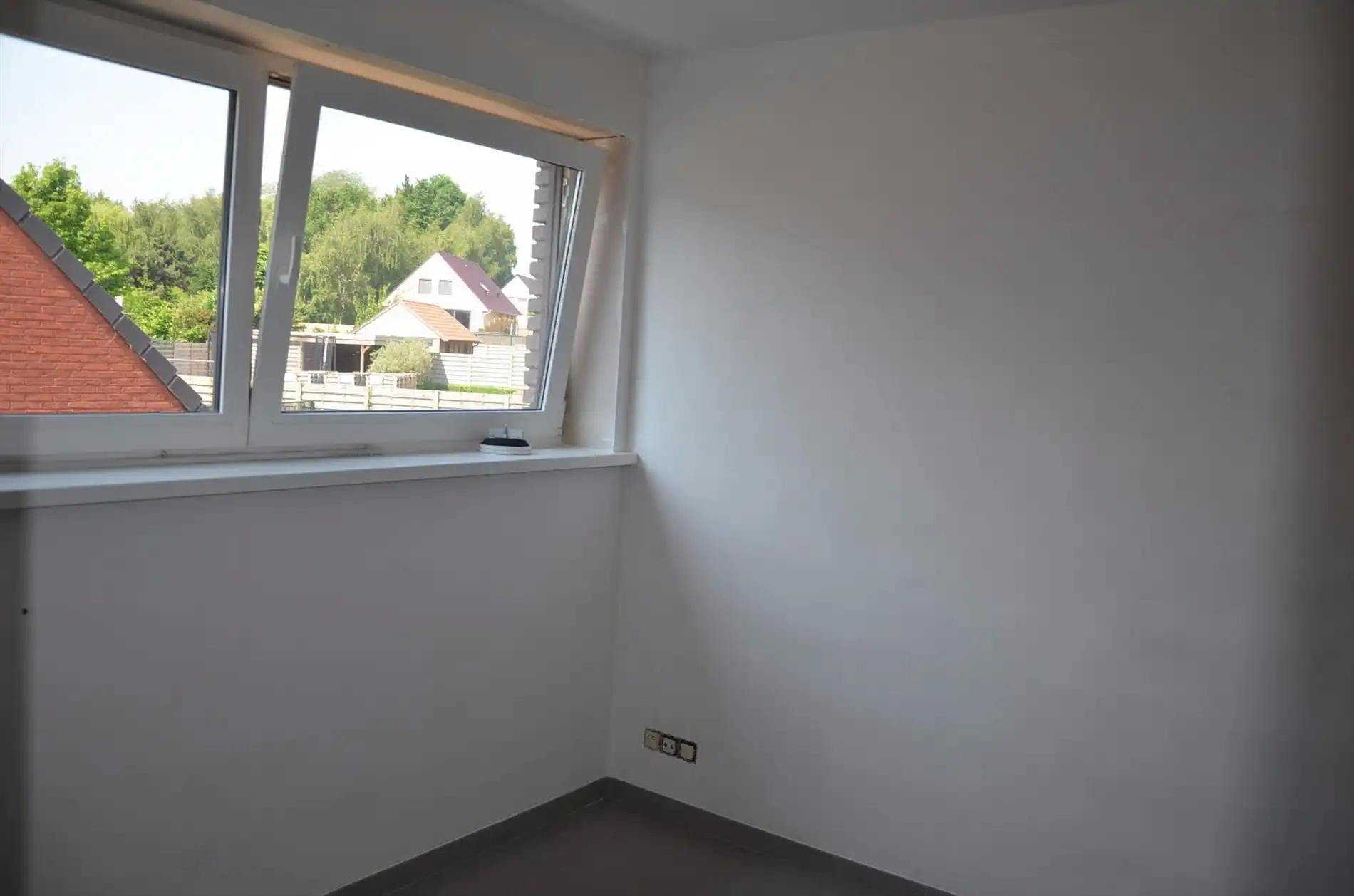 Halfopen nieuwbouwwoning met tuin, carport foto 9