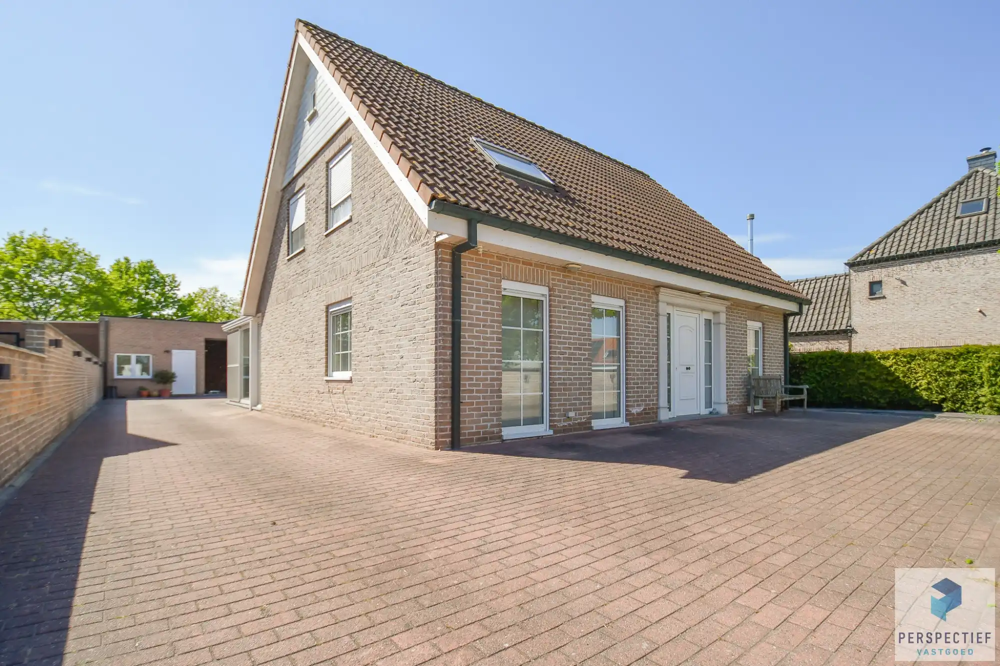 Unieke villa met dubbele garage en opslagplaats/ loods in rustige omgeving foto {{pictureIndex}}