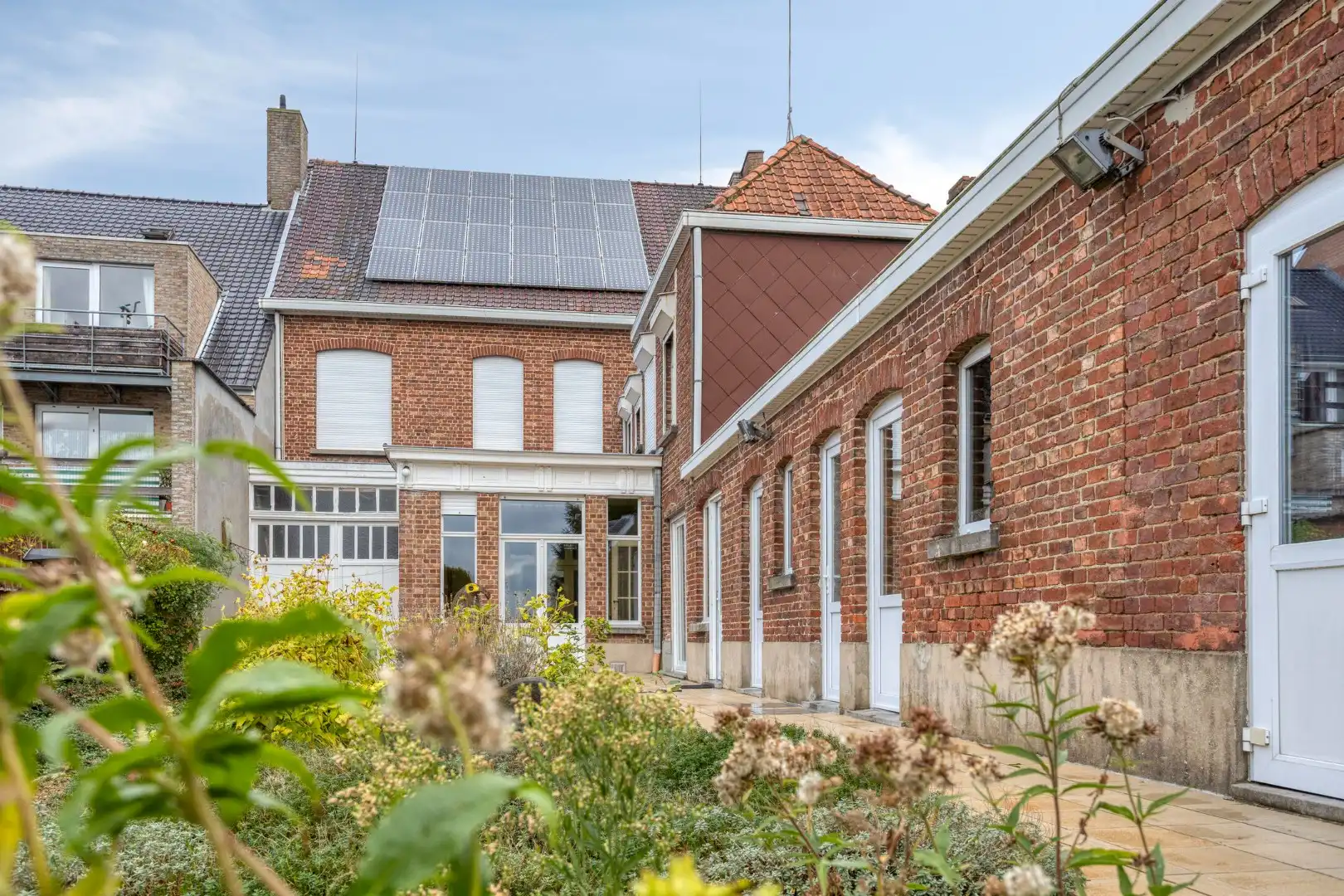 Hoofdfoto van de publicatie: Eclectisch burgerhuis met landelijke verzichten op 2659 m² in centrum Kuurne.