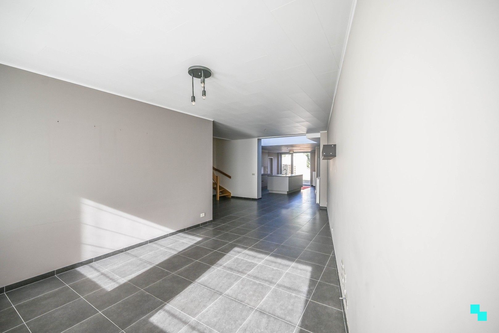 Goed onderhouden woning in het centrum van Oostrozebeke! foto 2