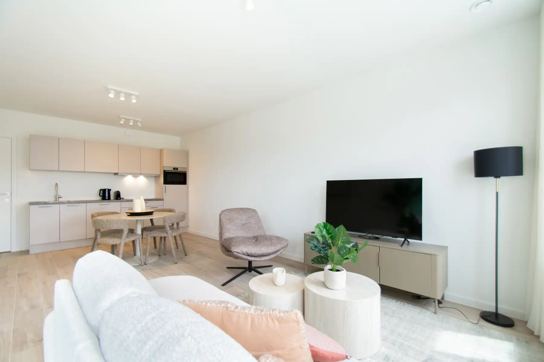 Prachtig gemeubeld 1- kamer appartement met mooi terras foto 4