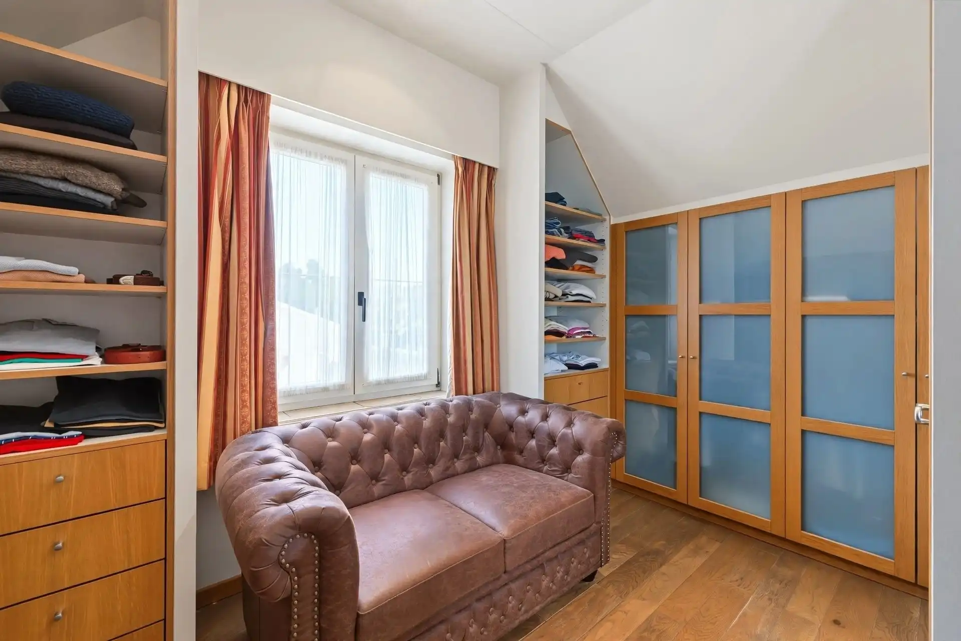 Ruime gezinswoning in klassiek landelijke stijl met aanpalende werkplaats van ca. 435m² foto 16