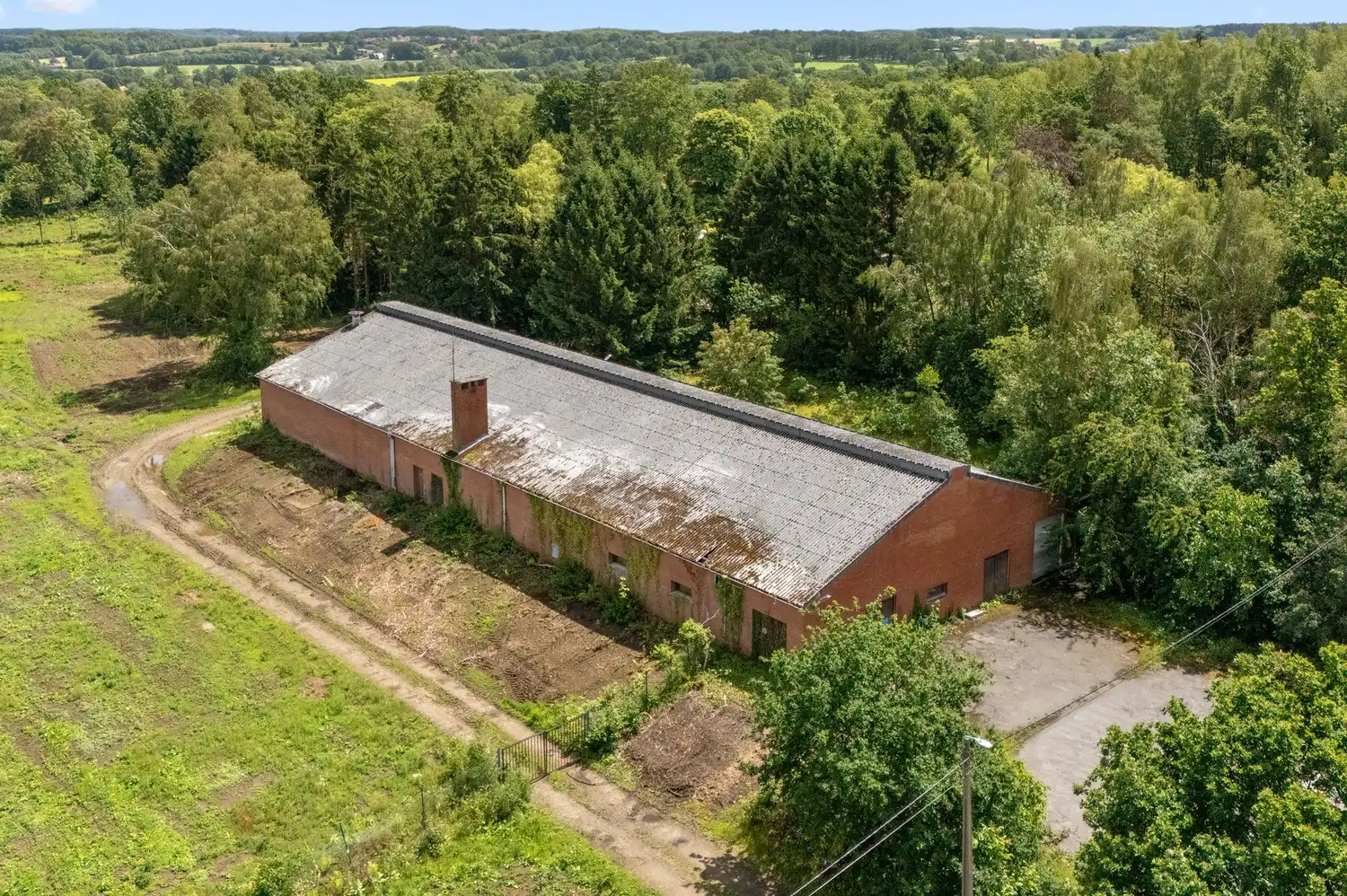 voormalig landbouwbedrijf (woning, bedrijfsgebouwen, ....) op 3,66 hectare foto 4