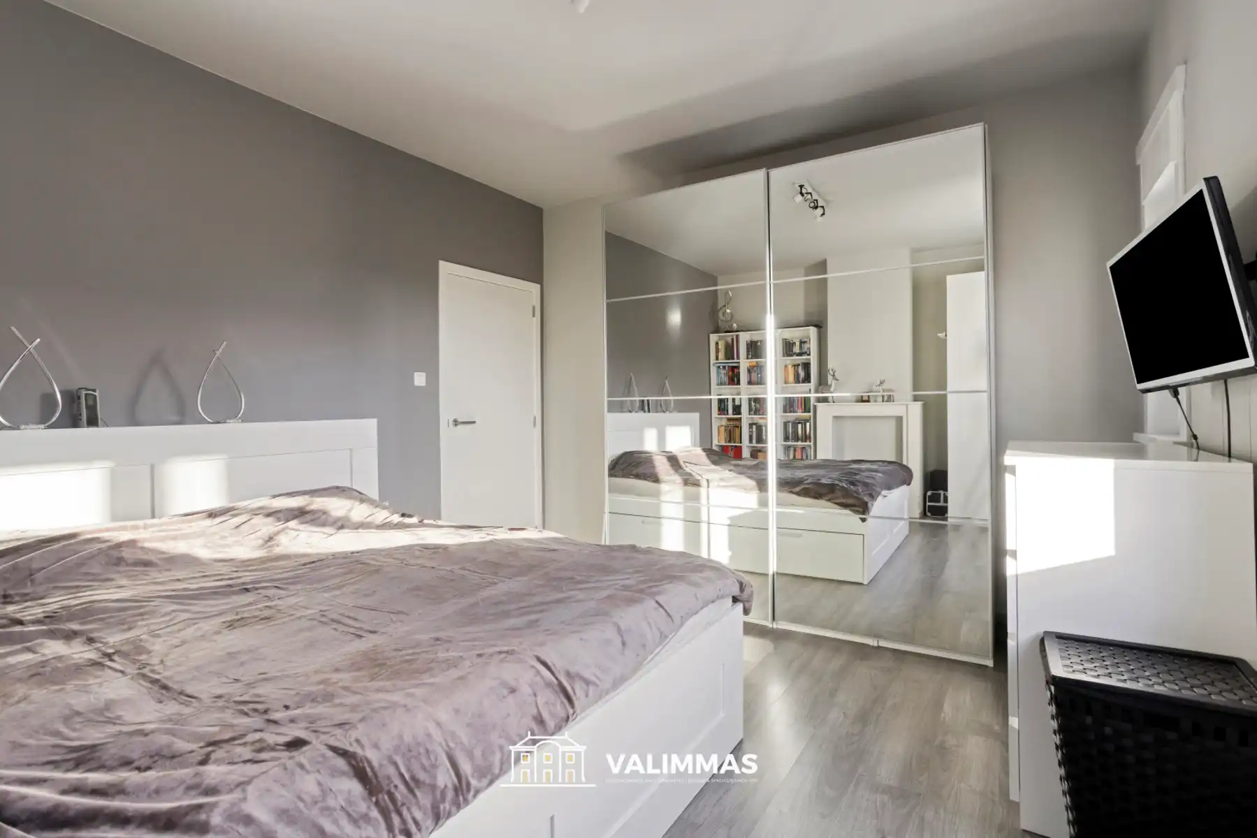 Totaal gerenoveerde woning met parking en mooie tuin... foto 17