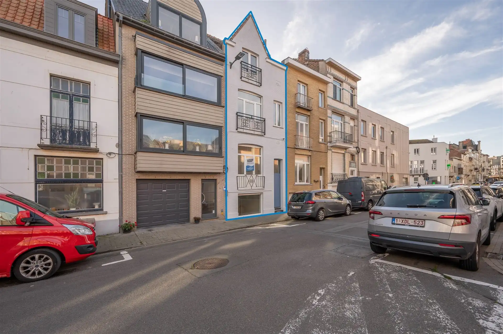 Ruime, volledig gerenoveerde herenwoning met 6 kamers foto {{pictureIndex}}