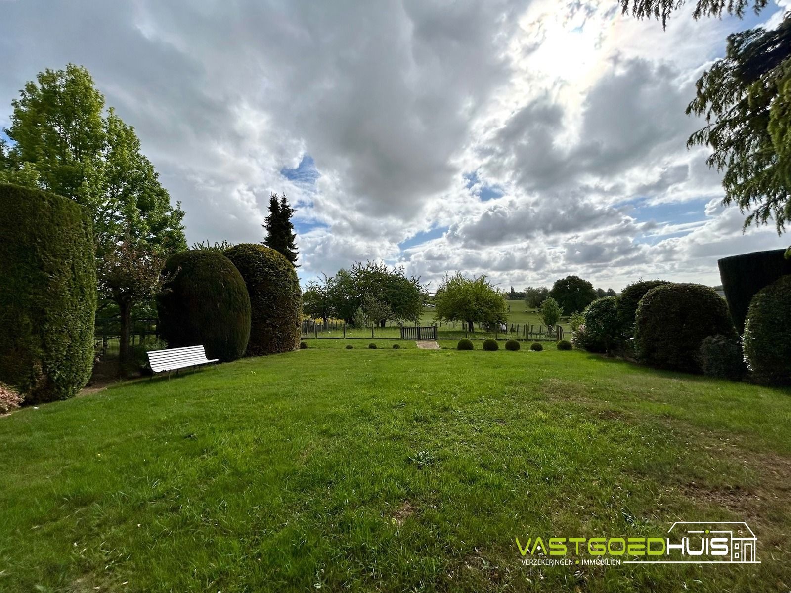 Statige villa met dubbele garage en prachtige tuin  foto 24
