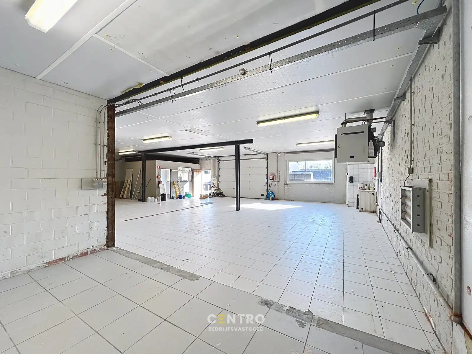 Magazijnen met kantoorgedeelte, garages én RUIM verhard buitenterrein, rustig gelegen in centrum Hooglede! foto 5