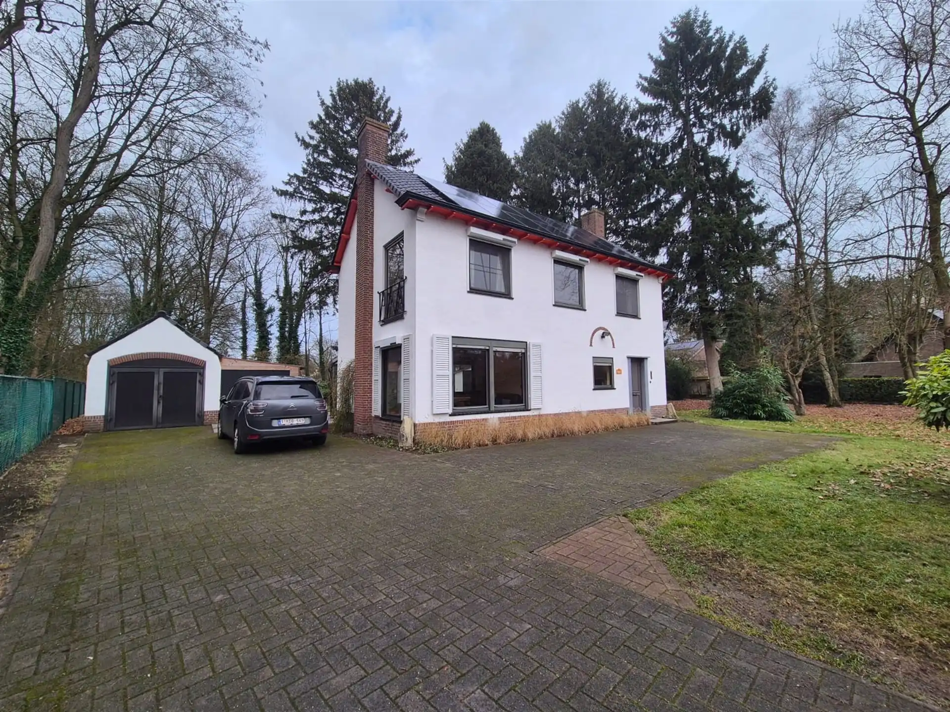 Ruime woning met 3 slaapkamers gelegen in een groene omgeving. foto {{pictureIndex}}