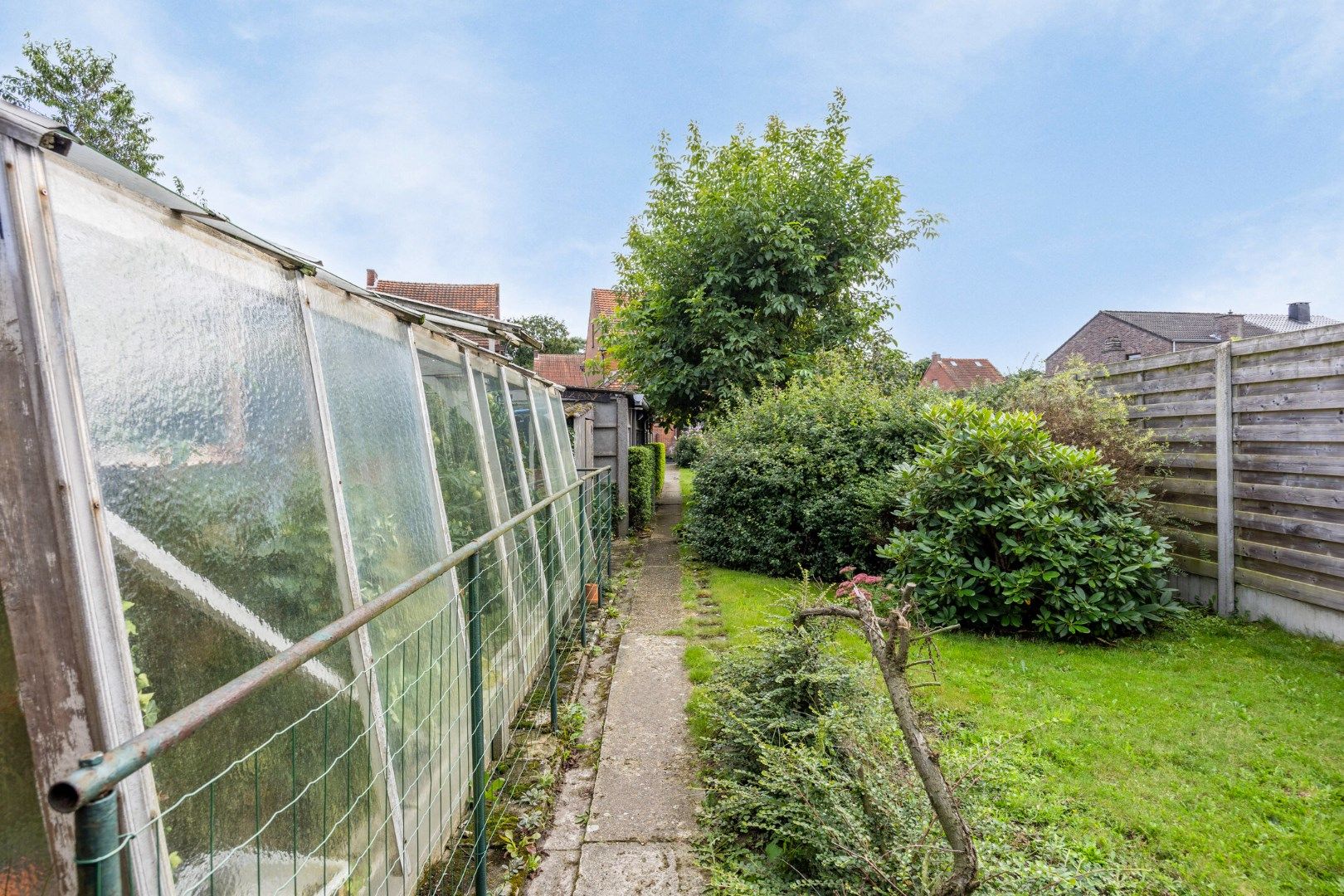 Gunstig gelegen op te frissen woning op een perceel van bijna 12are. foto 30