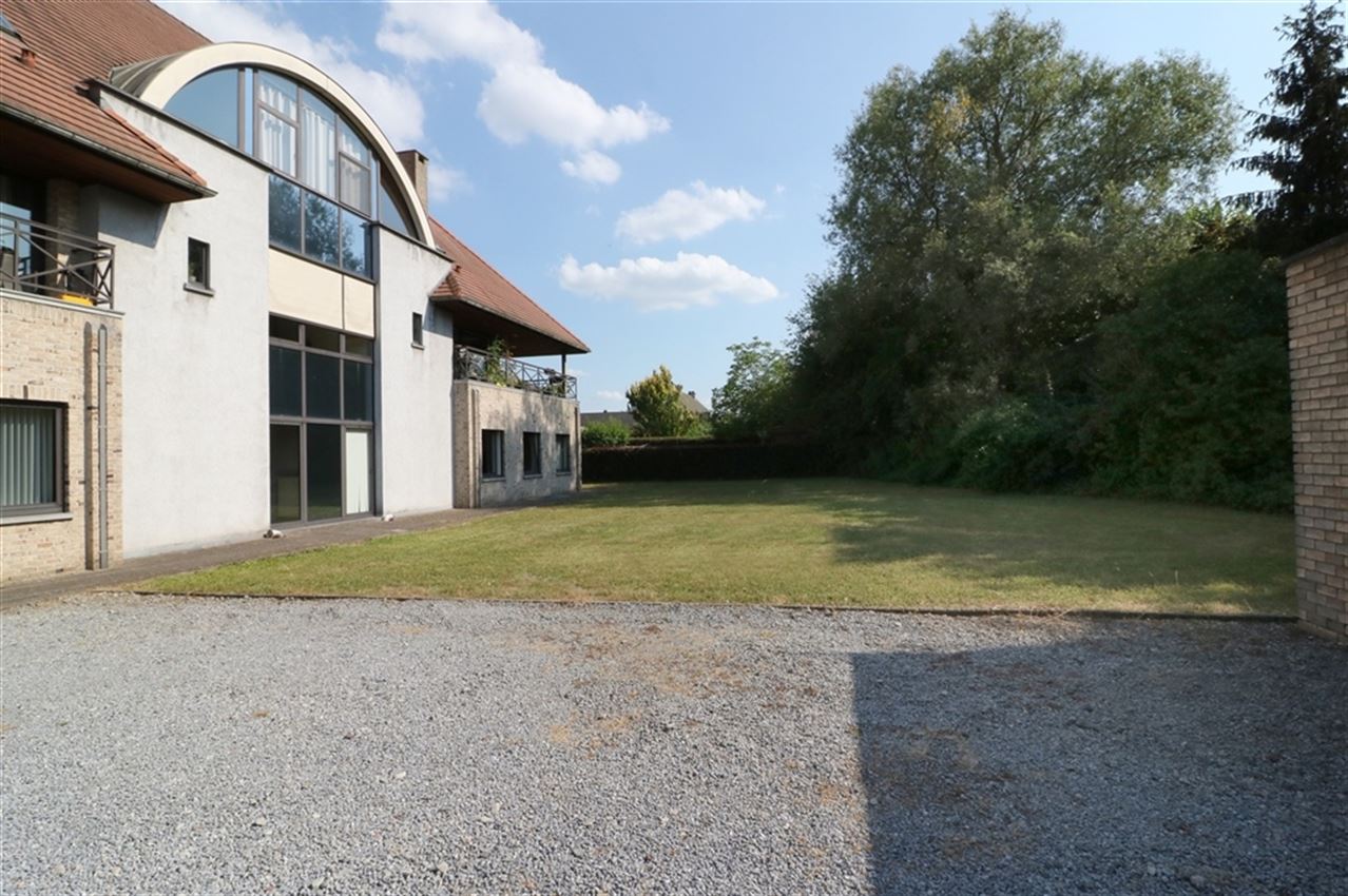 Villa-appartement met 2 slpk., garage en terras op uitstekende locatie foto {{pictureIndex}}