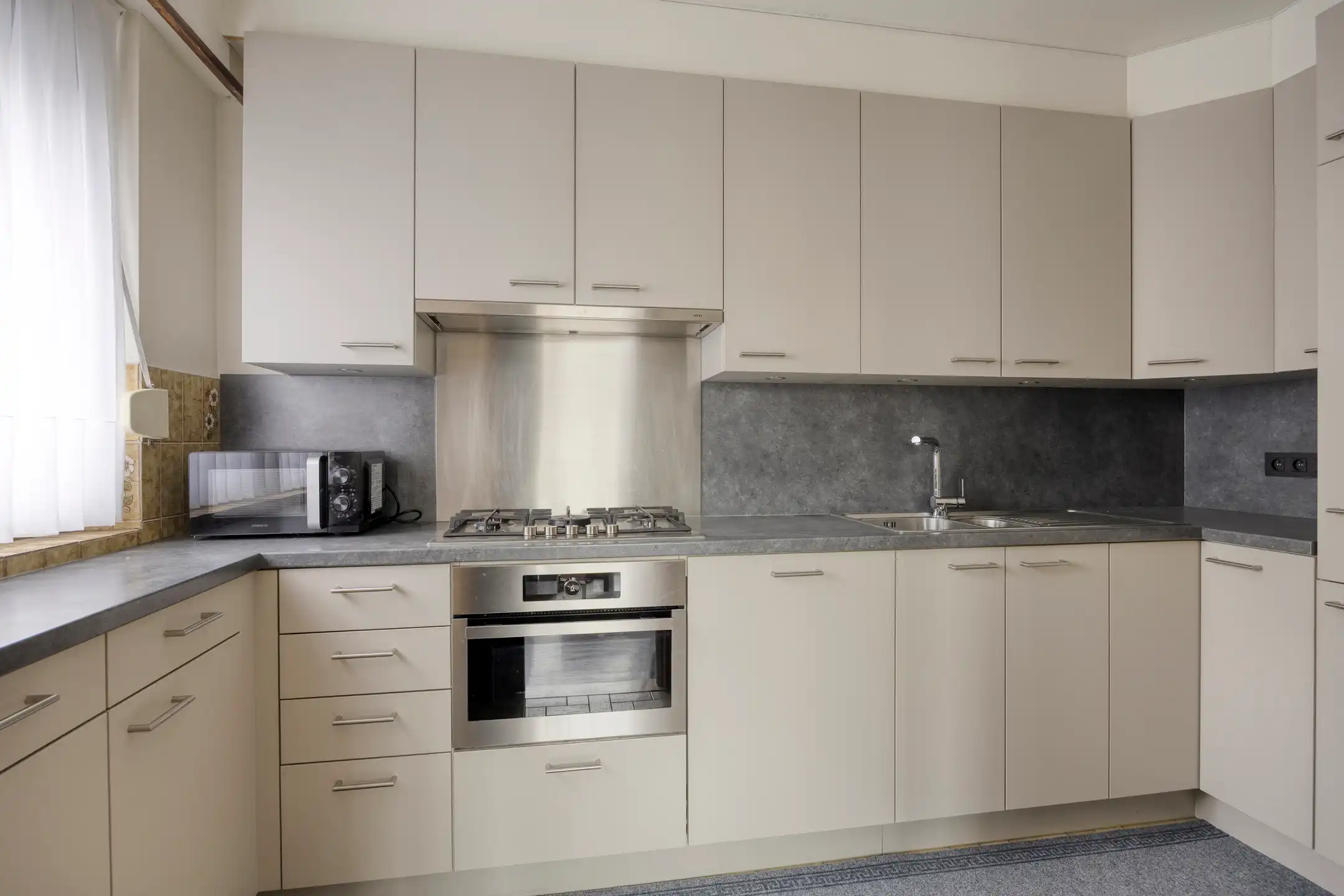 Ruim en lichtrijk appartement in hartje Nijlen foto 8