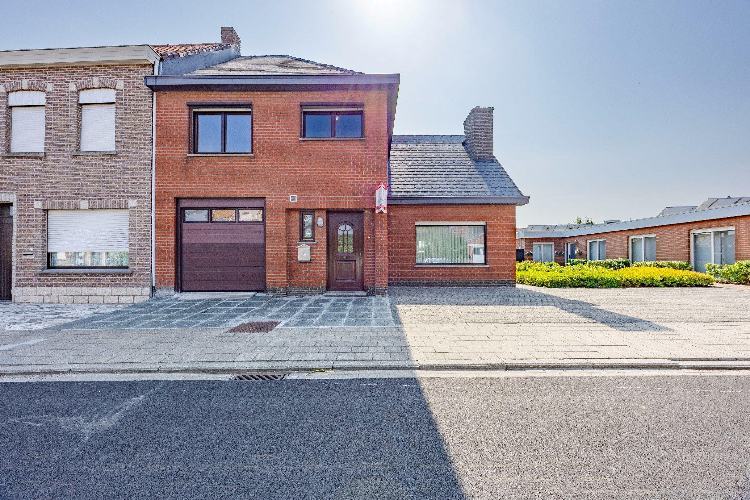 HALFOPEN WONING MET TUIN EN GARAGE foto {{pictureIndex}}
