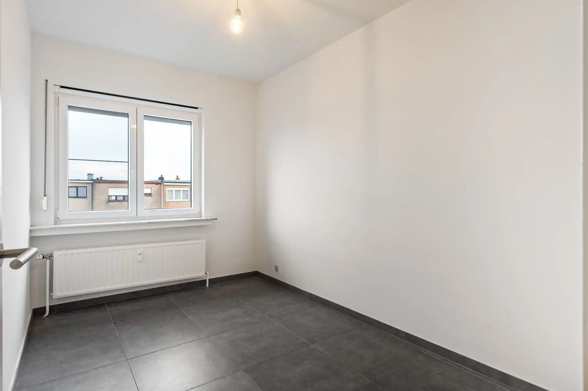 Volledig gerenoveerd 2-slaapkamerappartement met terras, garagebox en groen uitzicht! foto 11