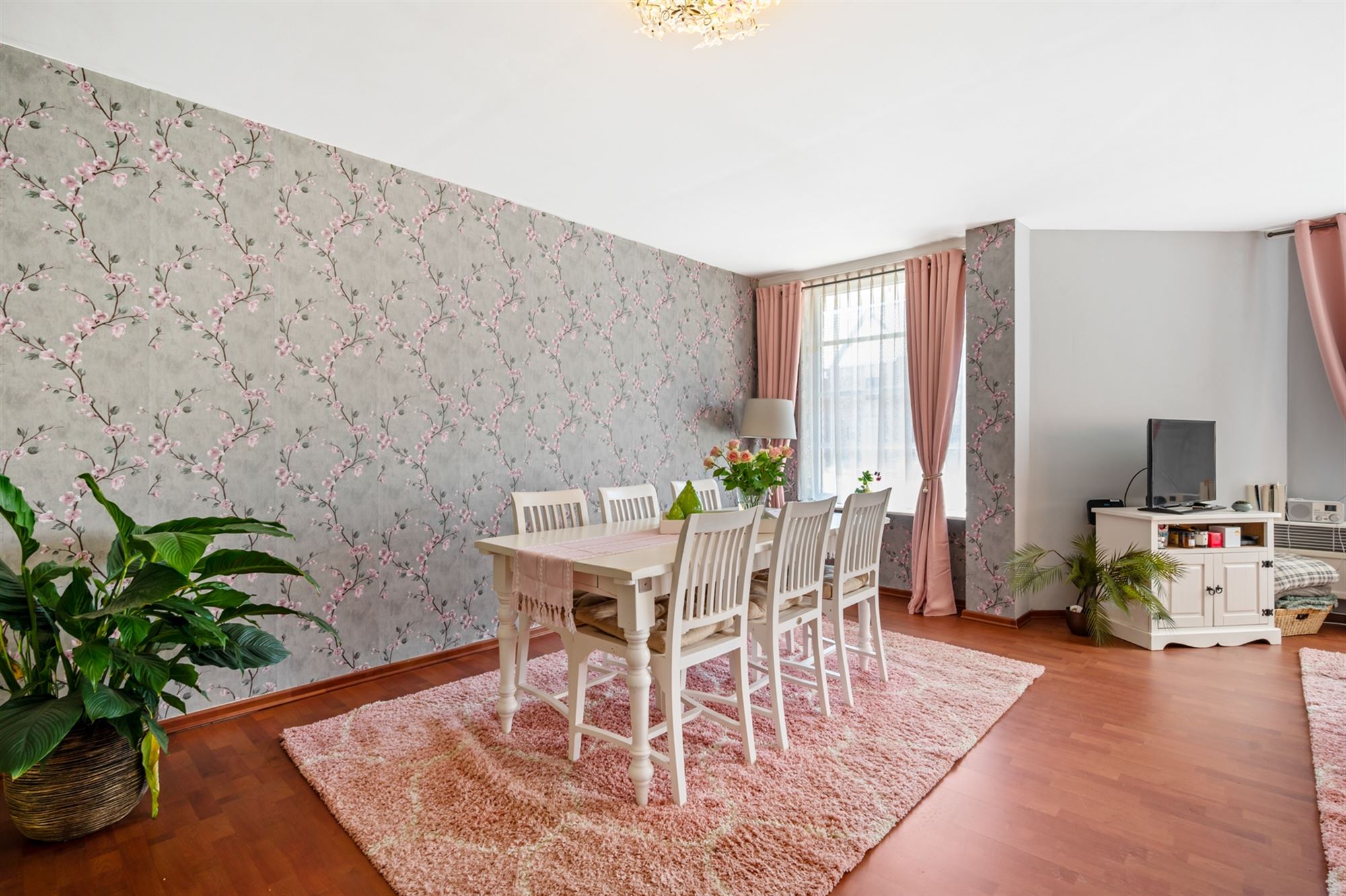 Ruim 2 slaapkamer appartement met 2 overdekte staanplaatsen en grote tuin foto 6