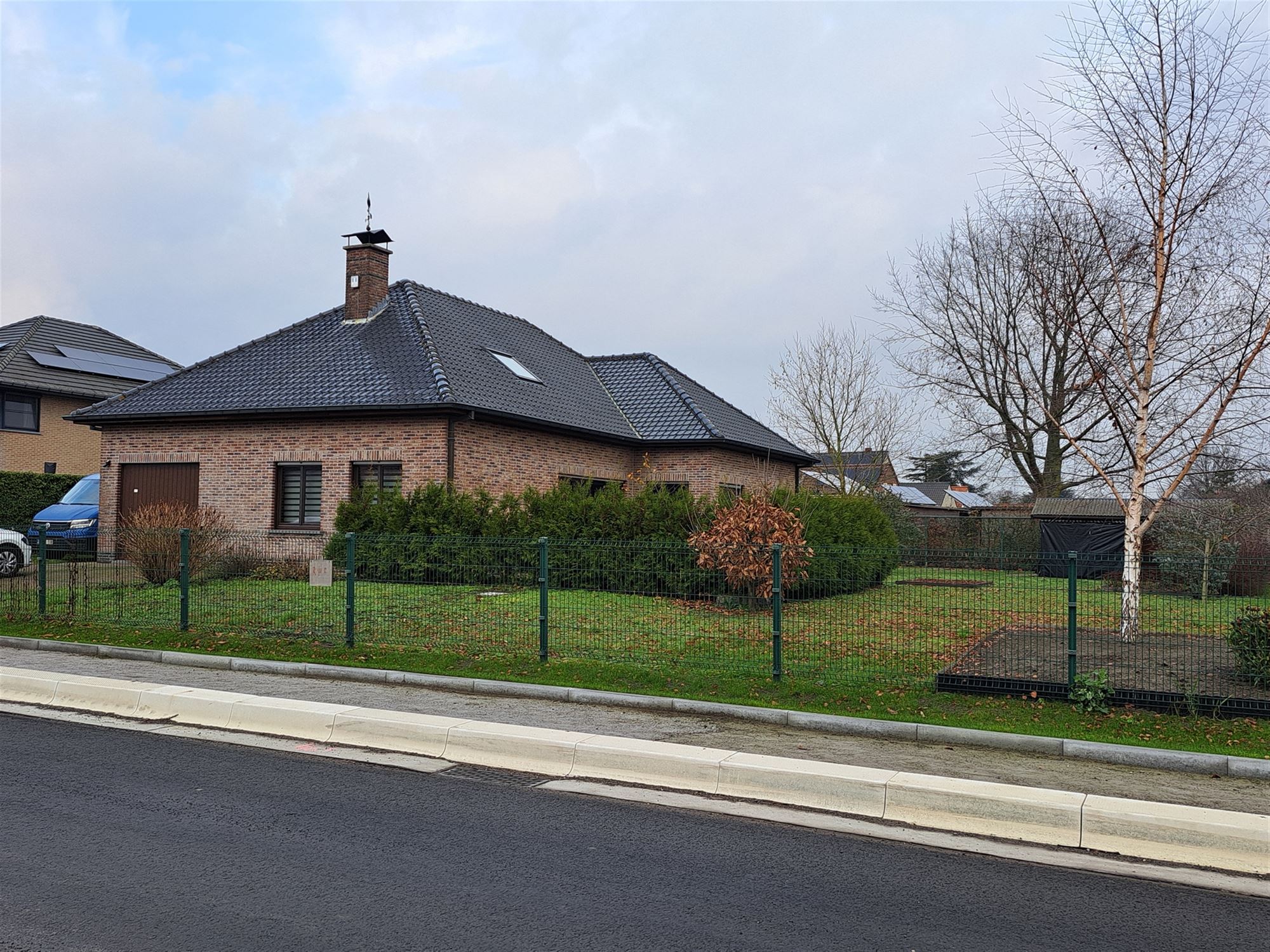 Ruime bungalow met mooie tuin en grote oprit. 3 slaapkamers. foto {{pictureIndex}}