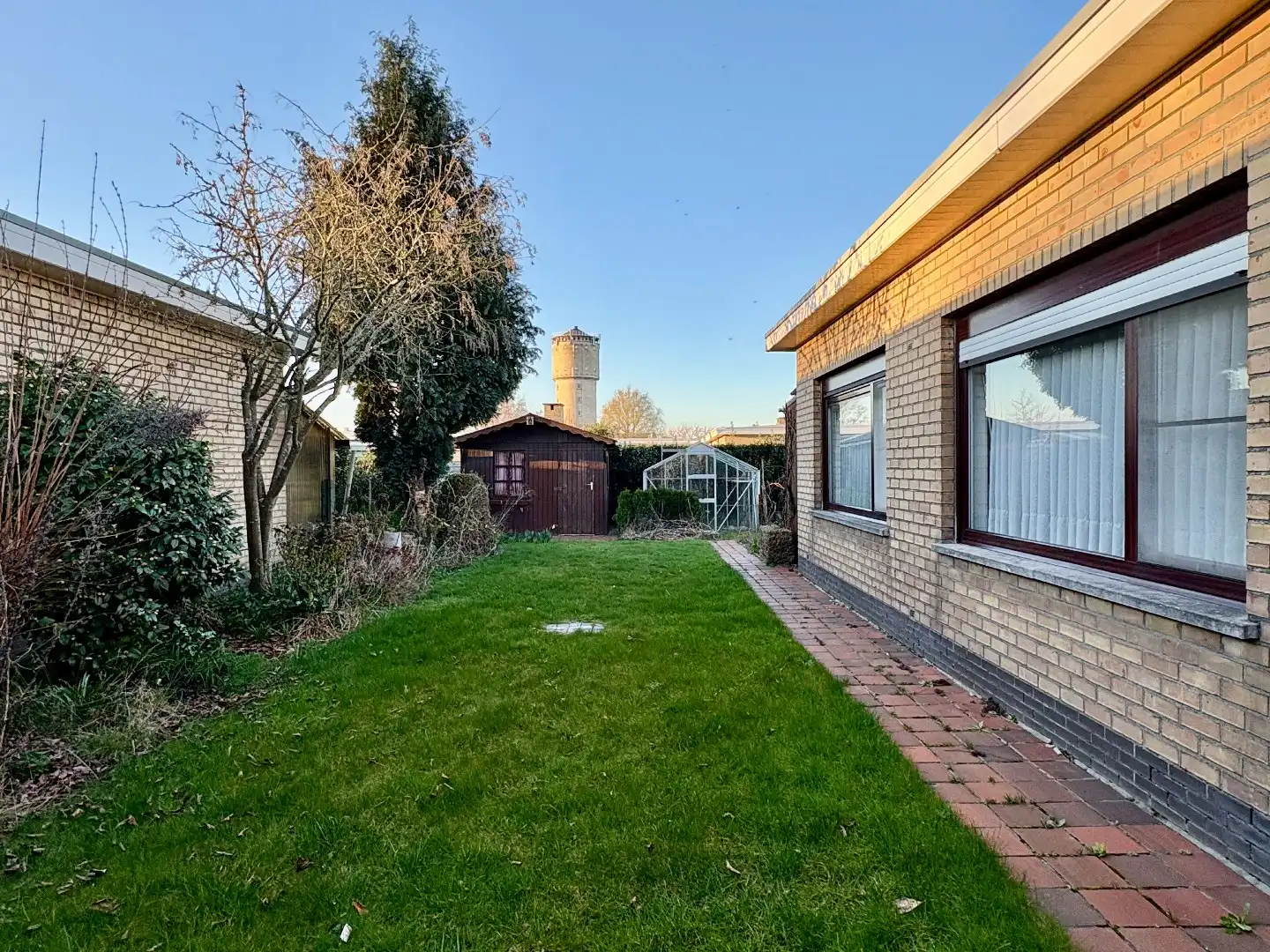 Gelijkvloerse woning op 408m² met 3slks, garage en tuin. foto 2