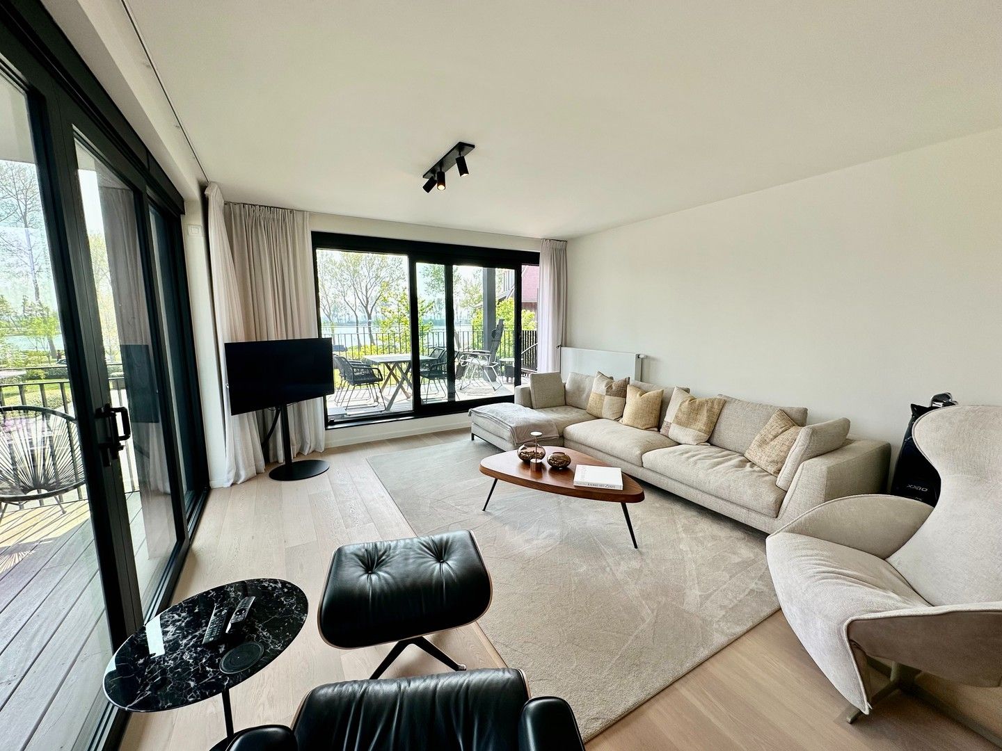 Hoekappartement te huur in Duinenwater met een prachtig zonneterras genietend van het frontaal meerzicht. foto 9