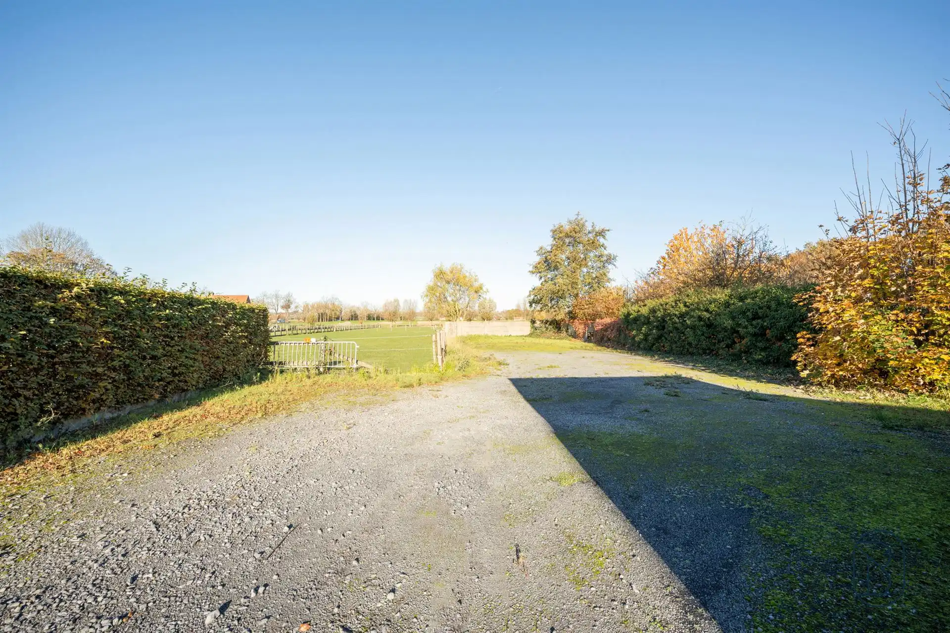Handelspand met woonst en ruime parking foto 24