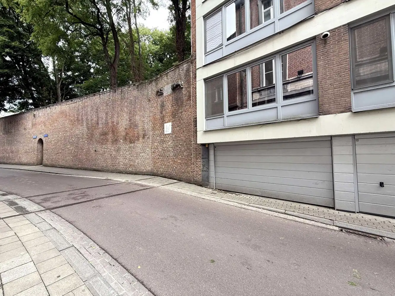 Ruime garage te koop op toplocatie in het hart van Leuven foto {{pictureIndex}}