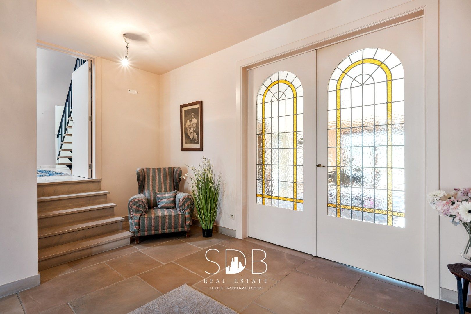 Hedendaagse villa met gezinstuin en graslanden op 7.496m² foto 6