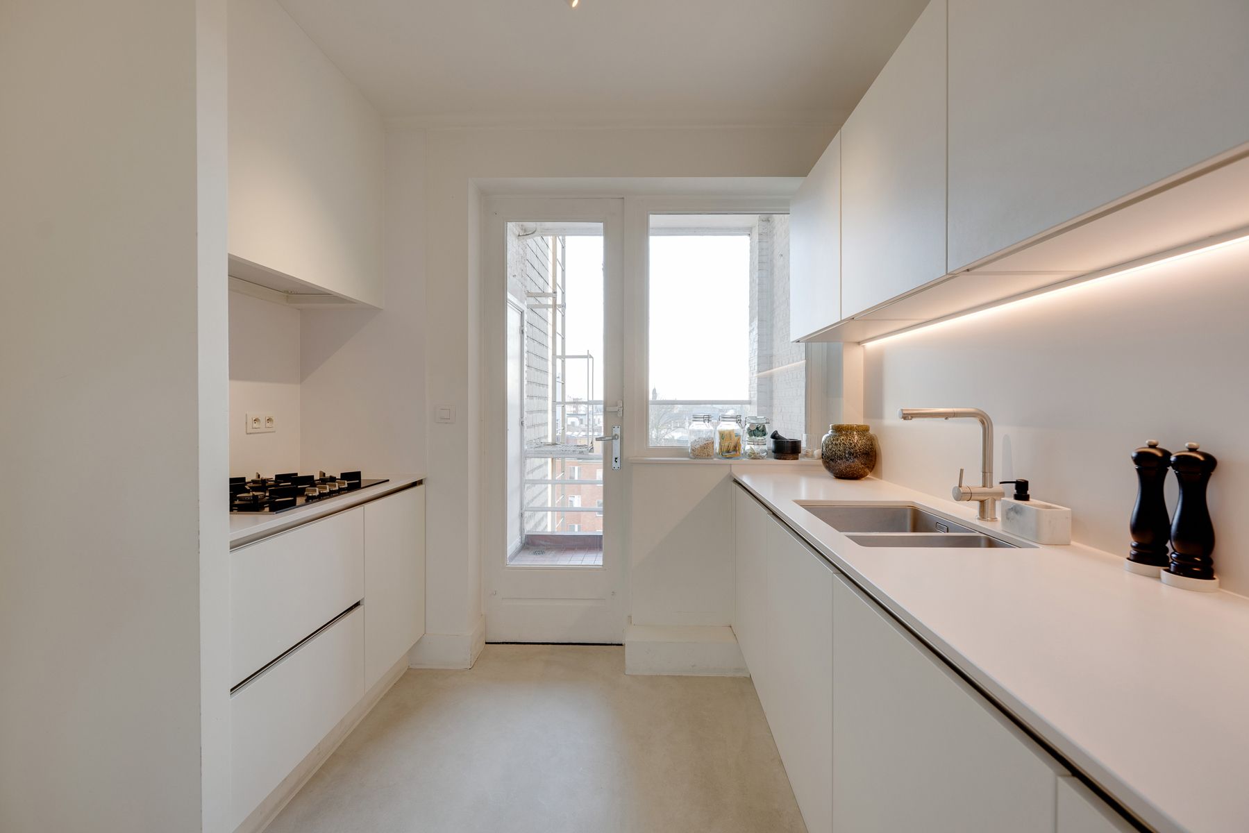 Instapklaar appartement met buitenruimte aan het Albertpark foto 9