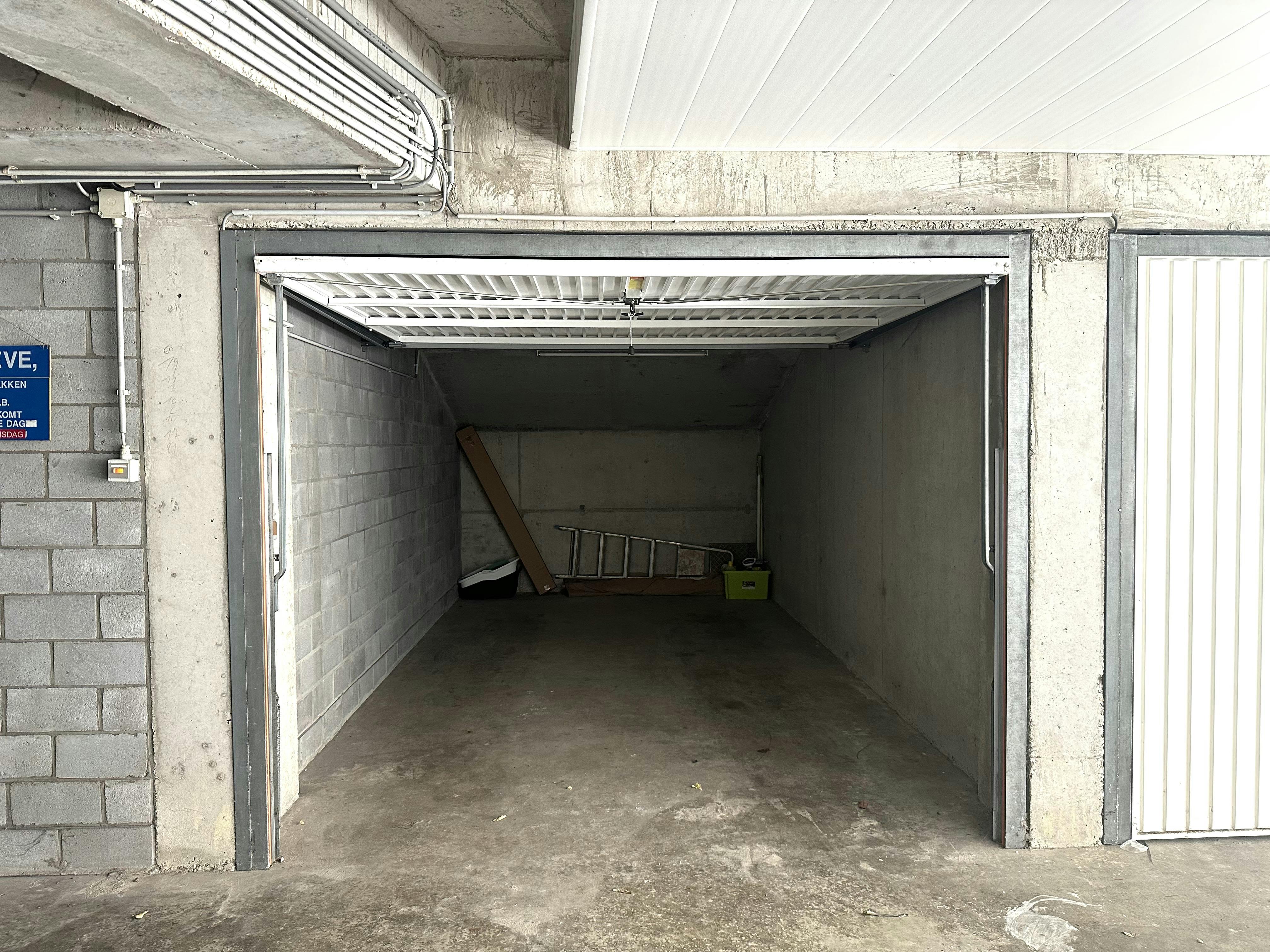 Goedgelegen garagebox te koop te centrum Westende-Bad! foto 2