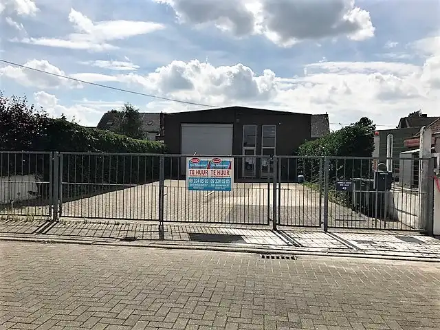 INSTAPKLAAR MULTIFUNCTIONEEL MAGAZIJN MET RUIME PARKING OP EEN TERREIN VAN 314 m² foto {{pictureIndex}}