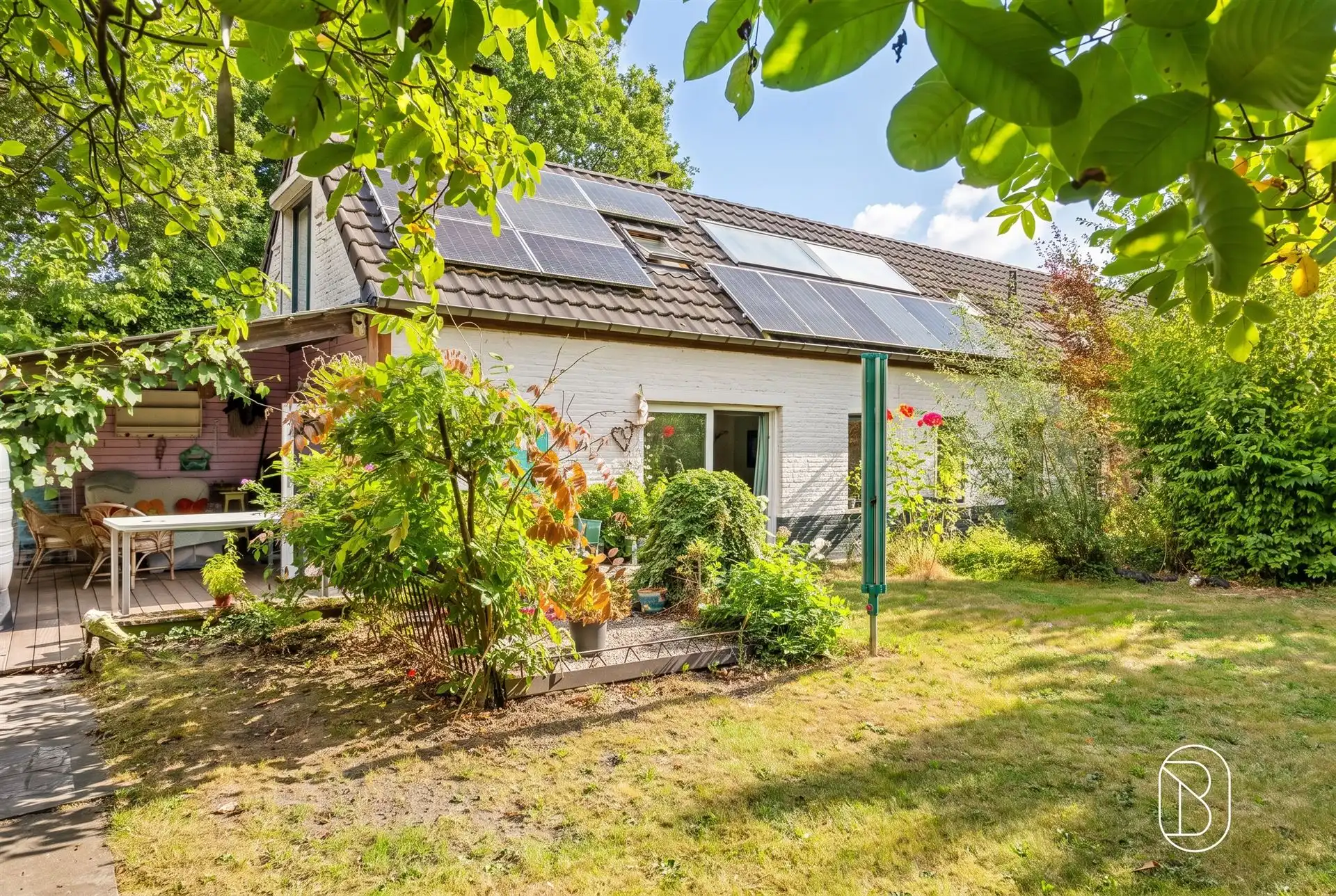 Charmante woning met gîte en prachtige tuin! foto 3