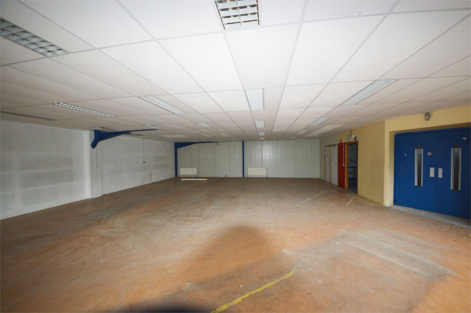 COMMERCIEEL GEBOUW BAANLOCATIE MET PARKING NABIJ MCDONALDS foto 25